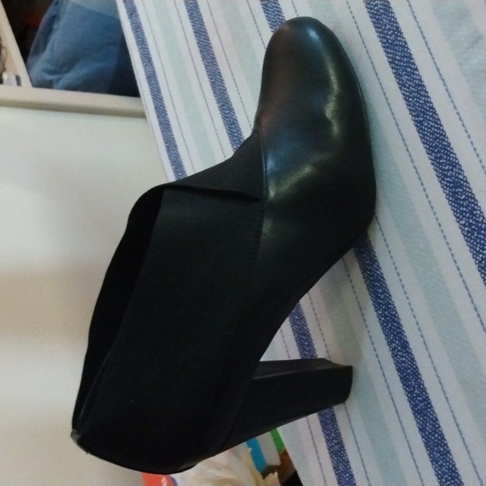$34 REG. PRICE New York Transit Black Dress Shoes.  Worn Once.  Sz 8.5